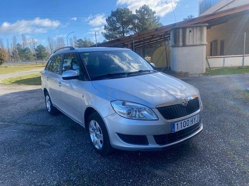 Usado Skoda Fabia Style 90 CV (66 kW) 2014 Gris / plata Familiar
