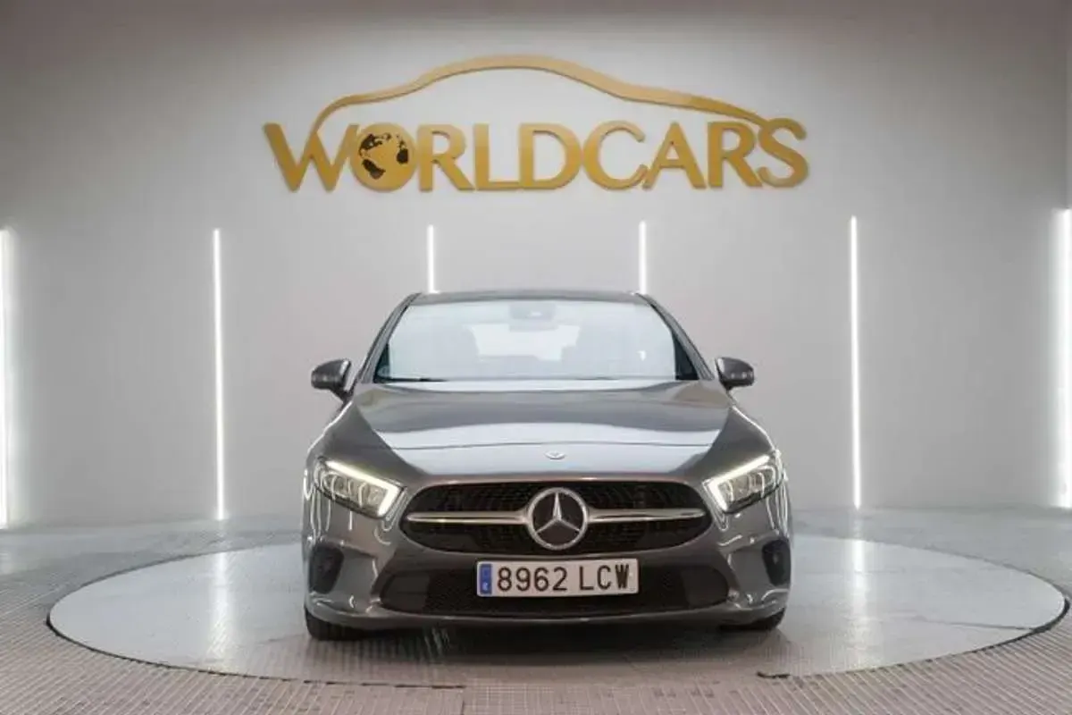 Usado Mercedes A180 116 CV (85 kW) 2019 Gris Berlina