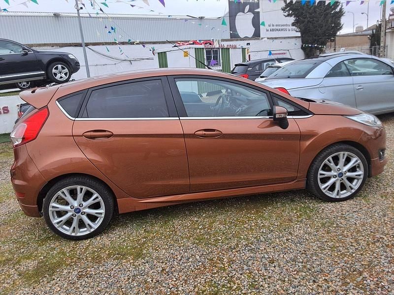 Usado Ford Fiesta 100 CV (73 kW) 2013 Marron