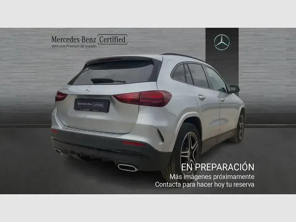 Usado Mercedes GLA200 150 CV (110 kW) 2024 Gris / plata SUV