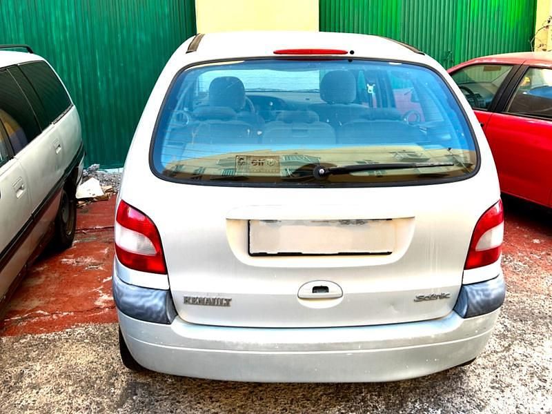Usado Renault Scénic Dynamique 115 CV (84 kW) 2003 Gris / plata Monovolumen