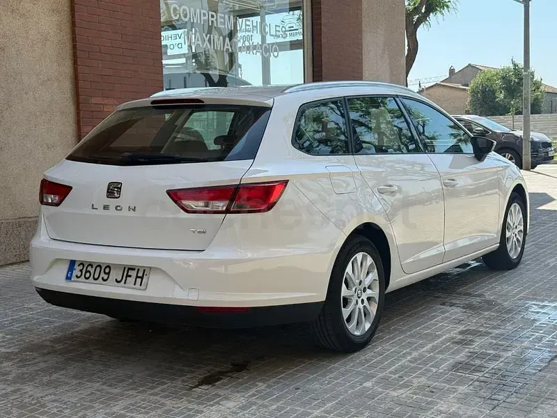 Usado Seat Leon CONNECT 110 CV (80 kW) 2016 Blanco Familiar
