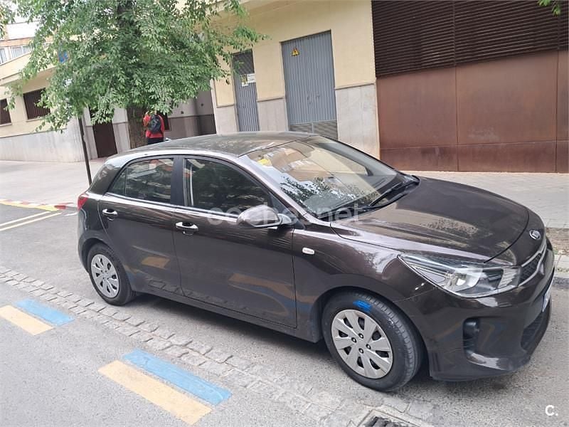 Usado Kia Rio 84 HP (61 kW) 2017 Castanho Sedan