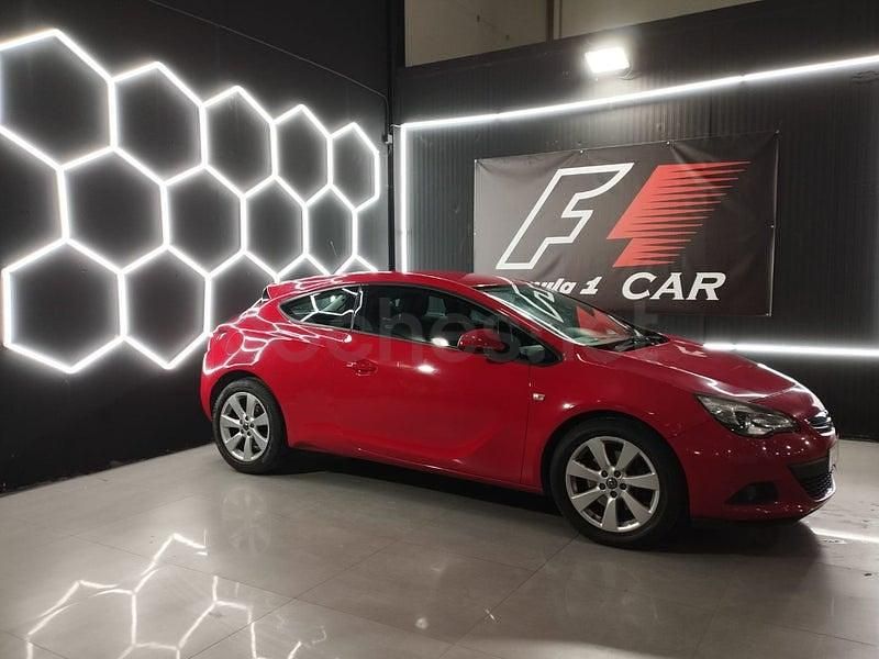 Usado Opel Astra GTC Sportive 165 CV (121 kW) 2014 Rojo Berlina