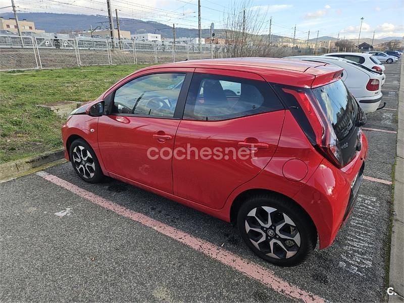 Usado Toyota Aygo X-play 69 CV (50 kW) 2018 Rojo Utilitario