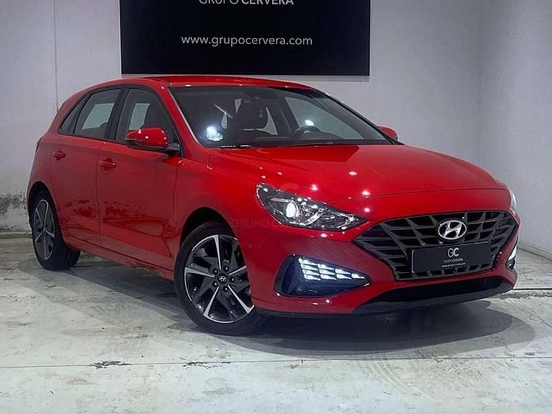 Usado Hyundai i30 110 CV (80 kW) 2022 Rojo Utilitario