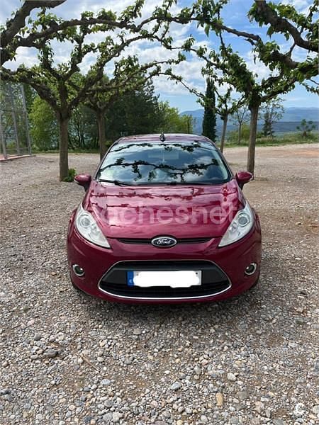 Usado Ford Fiesta Titanium 90 CV (66 kW) 2008 Granate Utilitario