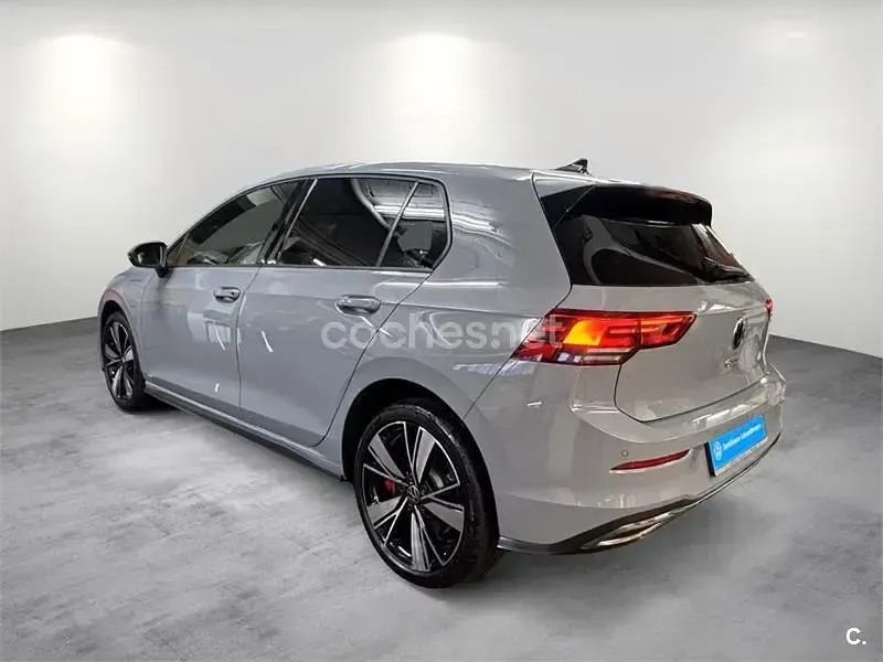 Usado VW Golf VIII GTE 245 CV (180 kW) 2022 Gris / plata Berlina