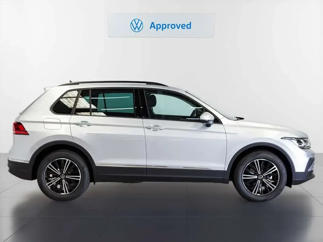 Usado VW Tiguan Life 122 CV (89 kW) 2023 Plateado SUV