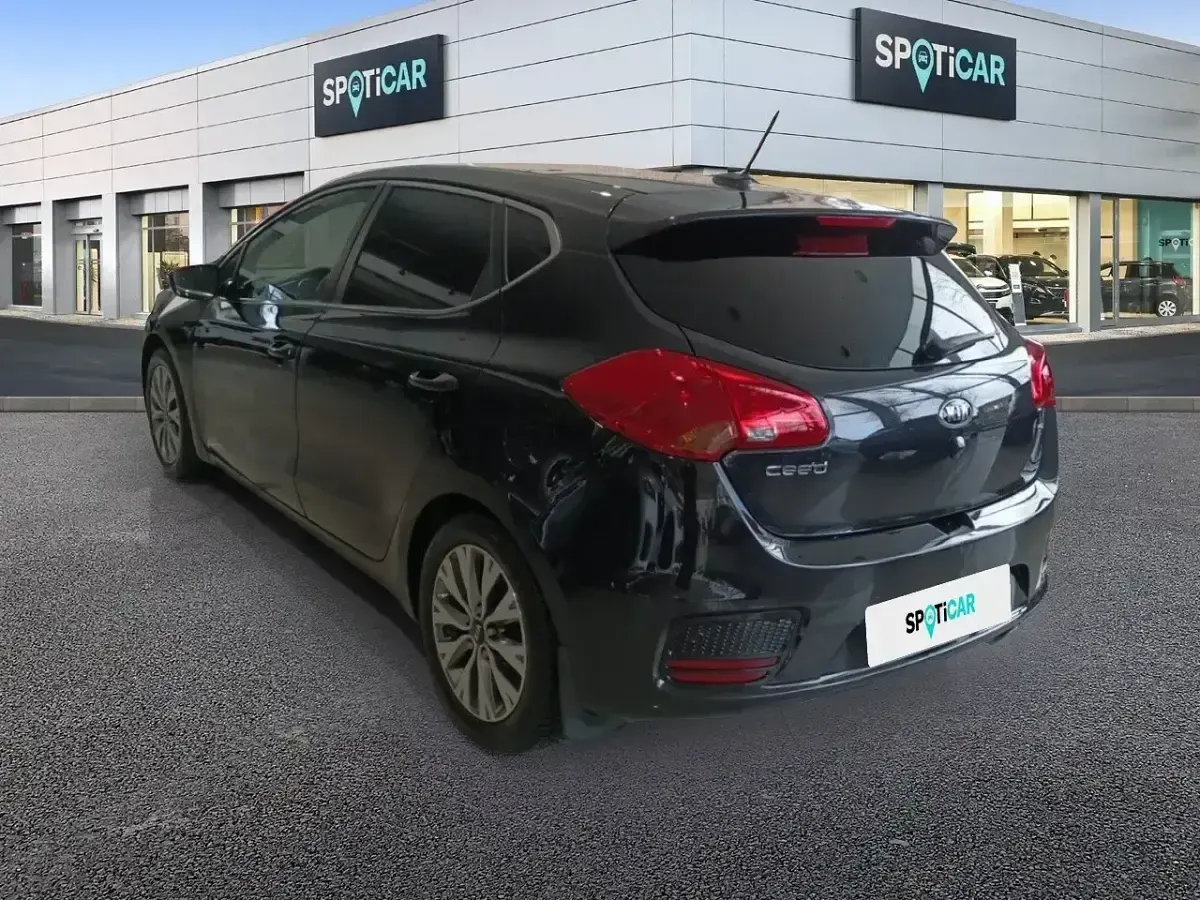 Usado Kia Ceed GT 136 HP (100 kW) 2015 Preto Sedan