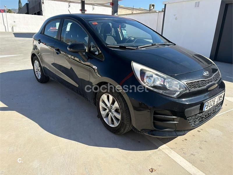 Usado Kia Rio 84 CV (61 kW) 2017 Negro Berlina