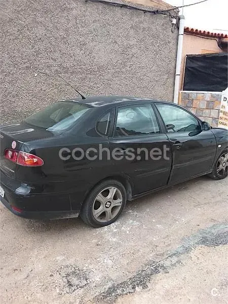 Usado Seat Cordoba 100 CV (73 kW) 2002 Negro Familiar