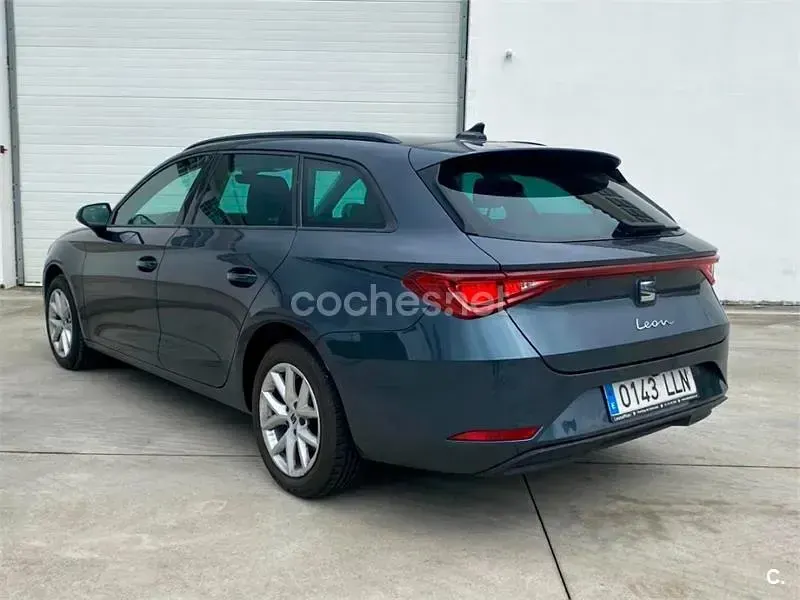 Usado Seat Leon Style 150 CV (110 kW) 2020 Gris / plata Familiar