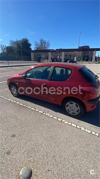 Usado Peugeot 206 75 CV (55 kW) 2001 Rojo Berlina