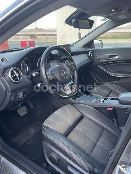 Usado Mercedes CLA220 Shooting Brake 177 CV (130 kW) 2017 Gris / plata Familiar