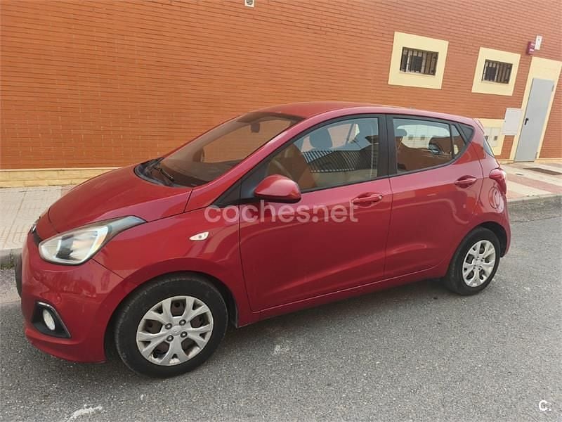 Usado Hyundai i10 66 CV (48 kW) 2015 Granate Utilitario