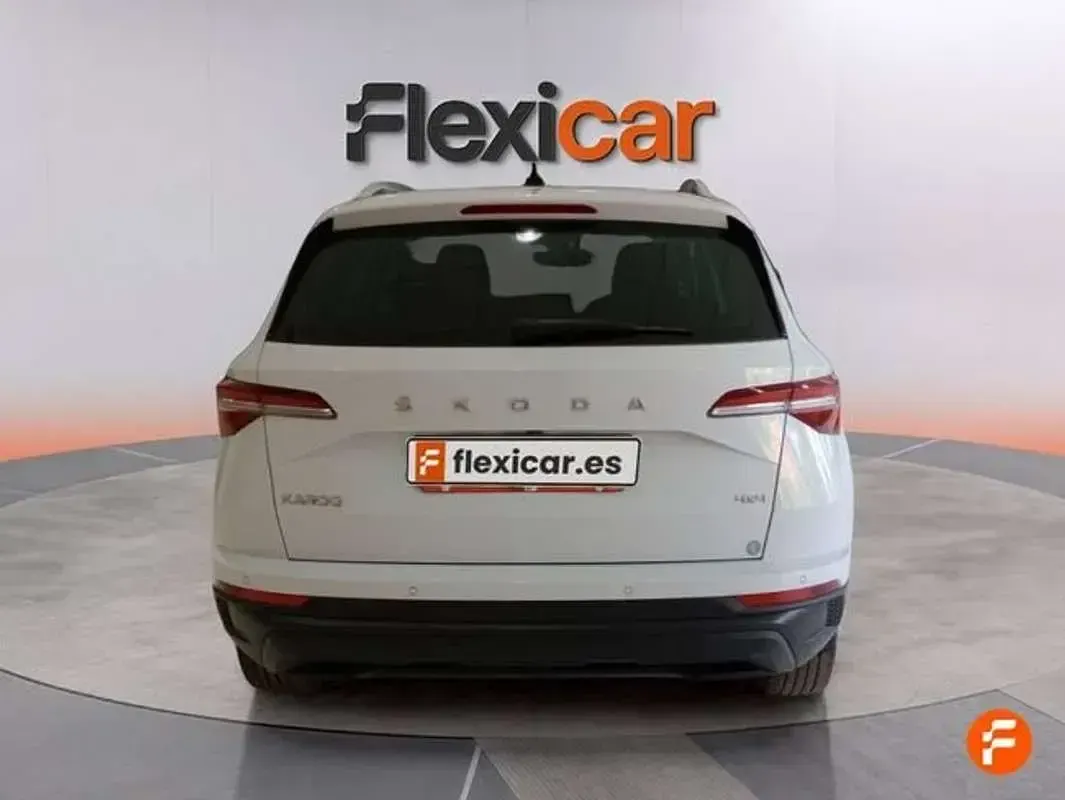 Usado Skoda Karoq Ambition 150 CV (110 kW) 2022 Blanco SUV
