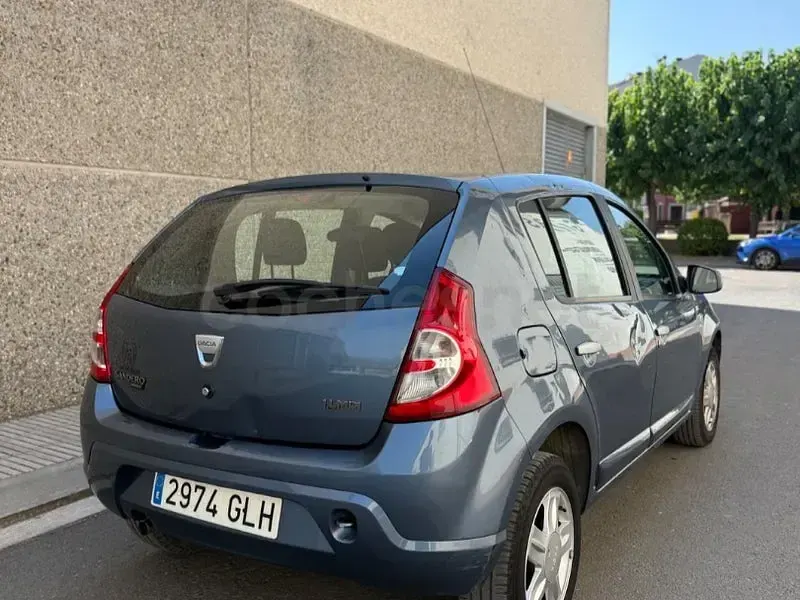 Usado Dacia Sandero Ambiance 75 CV (55 kW) 2009 Azul Berlina
