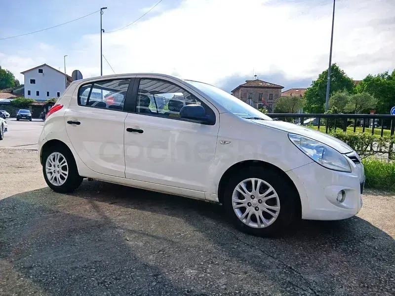 Usado Hyundai i20 Comfort 90 CV (66 kW) 2012 Blanco Utilitario