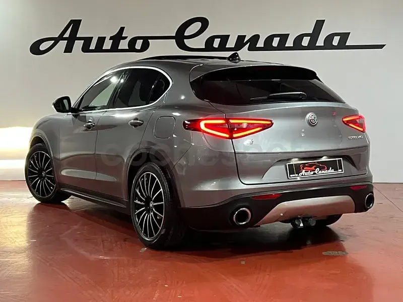 Usado Alfa Romeo Stelvio 190 CV (139 kW) 2020 Gris / plata SUV