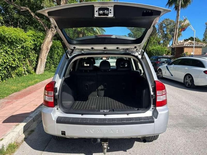 Begagnad Jeep Compass Sport 140 HK (102 kW) 2009 Grå SUV