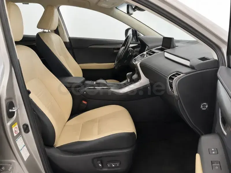 Usado Lexus NX300h Executive Line 197 CV (144 kW) 2019 Beige SUV