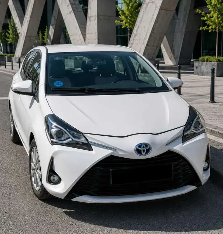 Usado Toyota Yaris Active 99 CV (72 kW) 2020 Blanco Utilitario