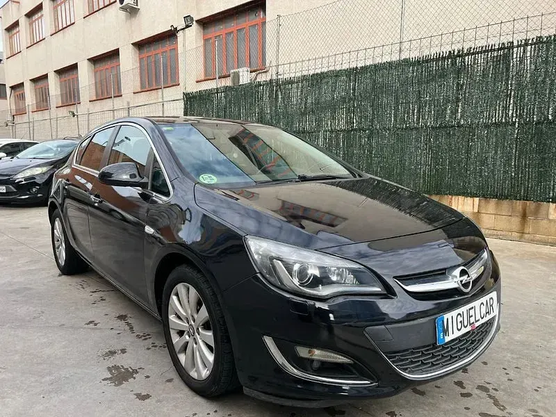 Usado Opel Astra Excellence 110 CV (80 kW) 2013 Negro Berlina