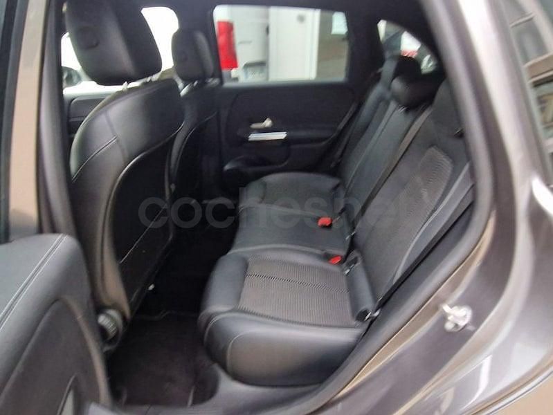 Usado Mercedes B180 116 CV (85 kW) 2021 Gris / plata Monovolumen