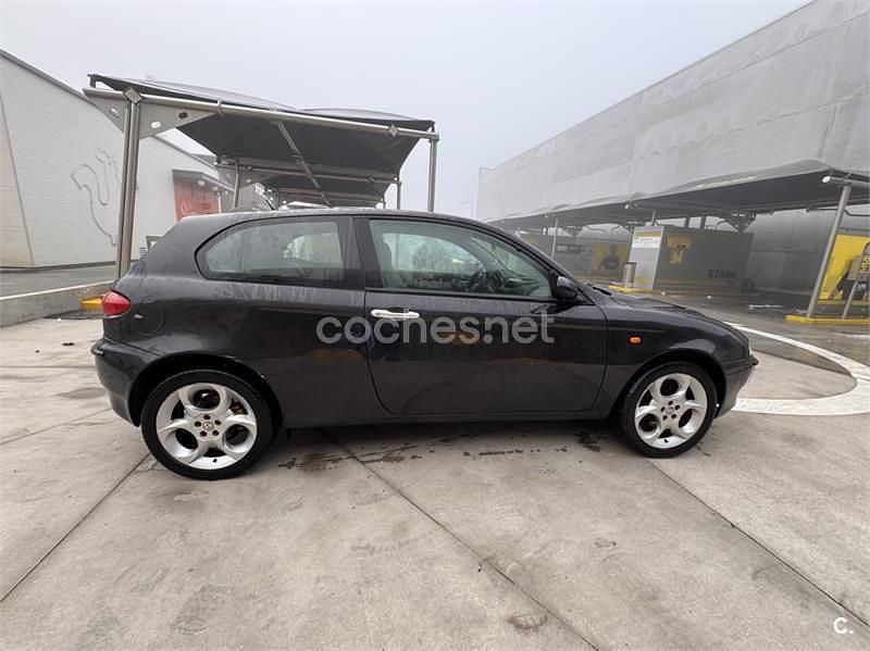 Usado Alfa Romeo 147 Progression 115 CV (84 kW) 2003 Negro Utilitario