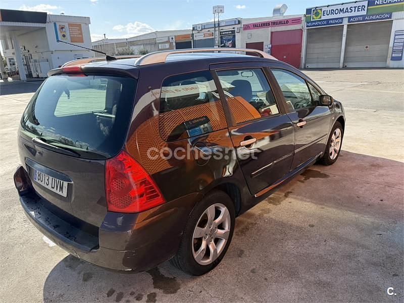 Usado Peugeot 307 110 CV (80 kW) 2006 Granate Familiar