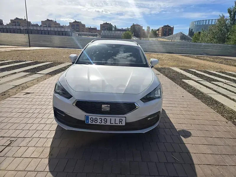 Usado Seat Leon Style 130 CV (95 kW) 2021 Blanco Familiar