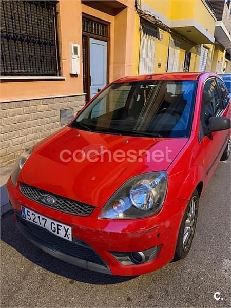 Usado Ford Fiesta Futura 90 CV (66 kW) 2008 Rojo Utilitario