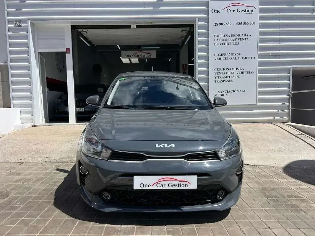 Usado Kia Rio 84 CV (61 kW) 2022 Gris Utilitario