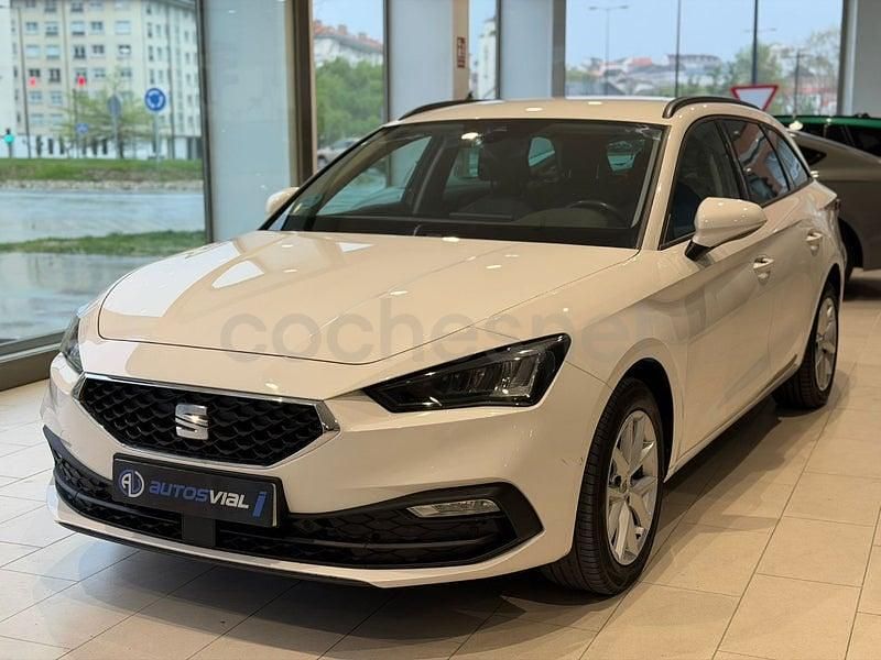 Usado Seat Leon Style 150 CV (110 kW) 2023 Blanco Familiar