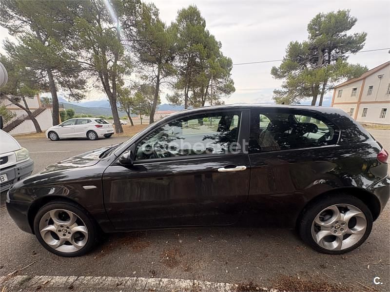 Negro Usado 2005 Alfa Romeo 147 Distinctive Utilitario | 2300 € (Super precio) - Imagen 1/4