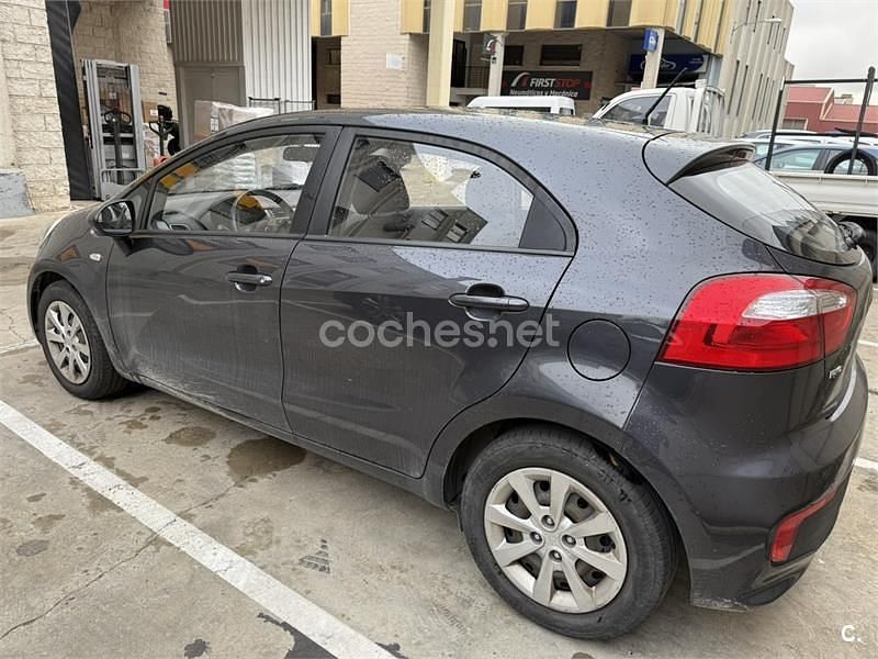 Gris / plata Usado 2017 Kia Rio Berlina | 5500 € - Imagen 1/4