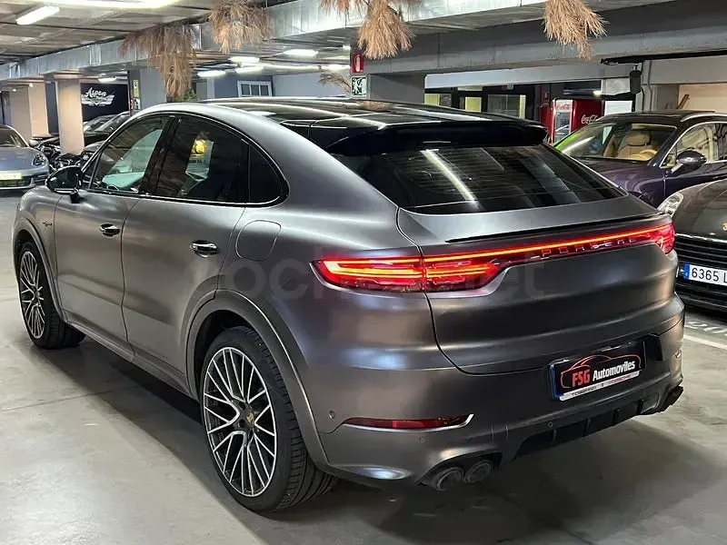 Usado Porsche Cayenne 462 CV (339 kW) 2022 Gris / plata SUV