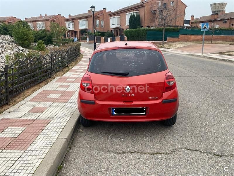 Usado Renault Clio II Expression 75 CV (55 kW) 2005 Rojo Berlina