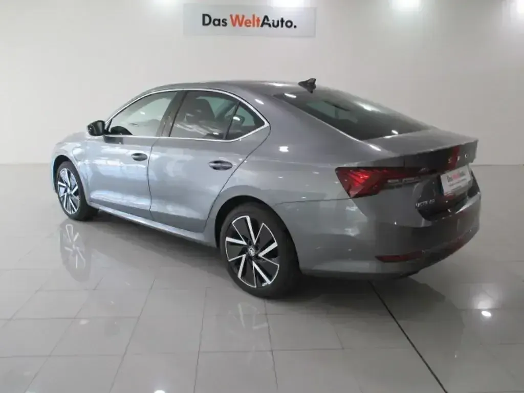 Usado Skoda Octavia Style 204 CV (150 kW) 2022 Gris Berlina