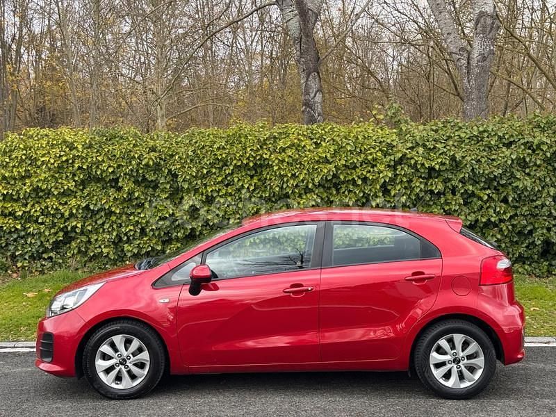 Usado Kia Rio Plus 84 CV (61 kW) 2017 Granate Berlina