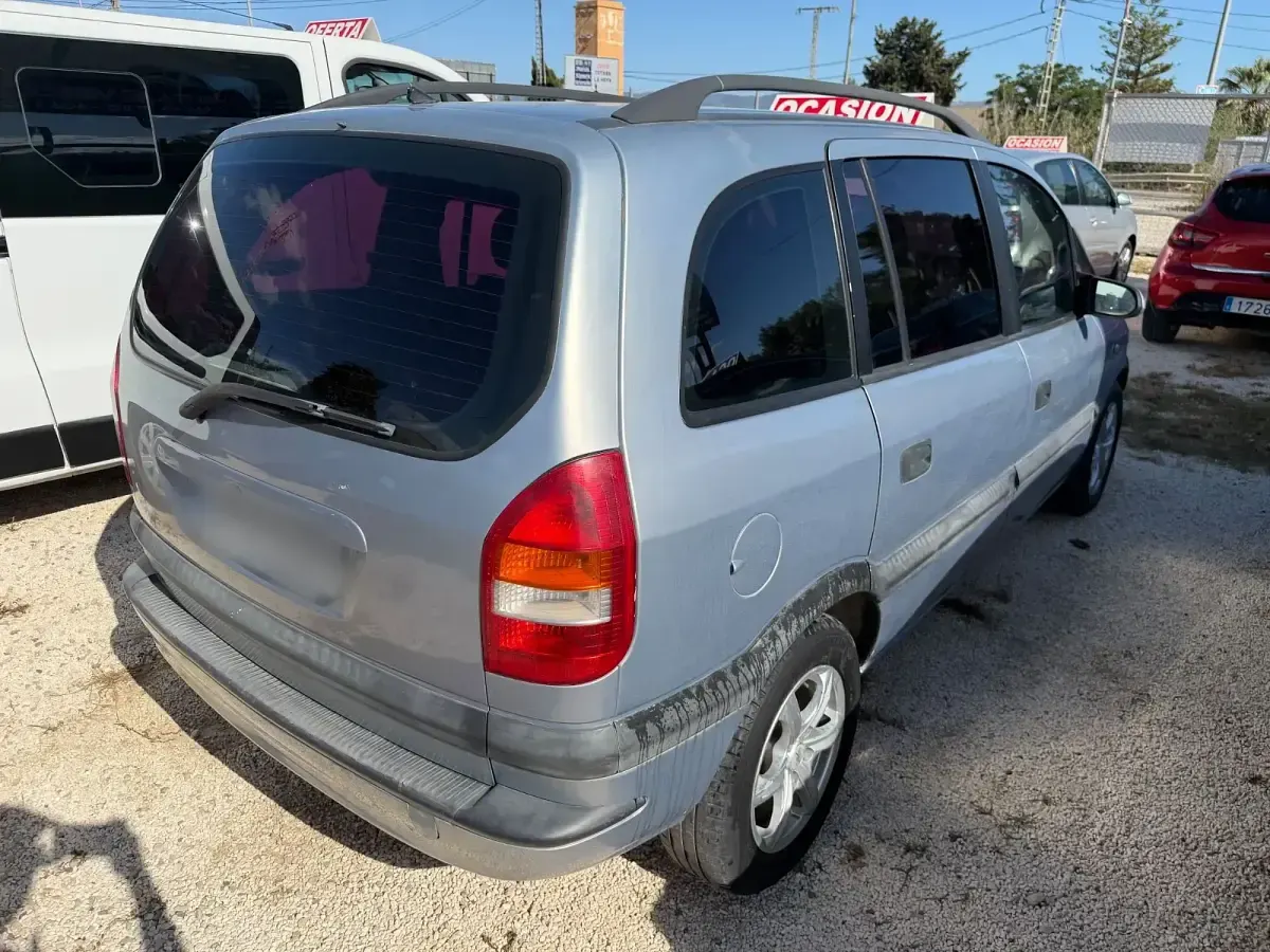 Usado Opel Zafira Elegance 100 CV (73 kW) 2002 Gris Monovolumen