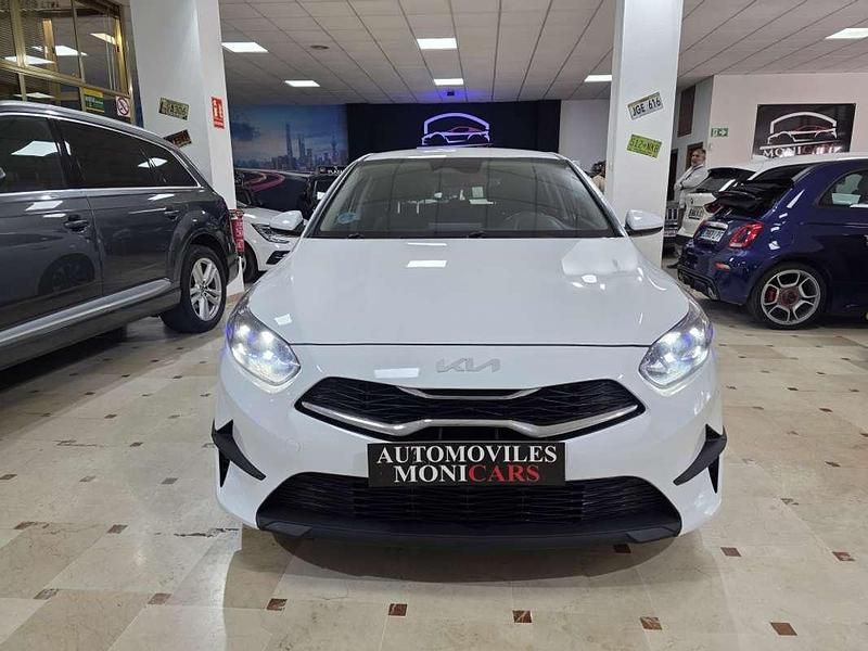 Używany Kia Ceed 101 KM (74 kW) 2024 Biały Hatchback