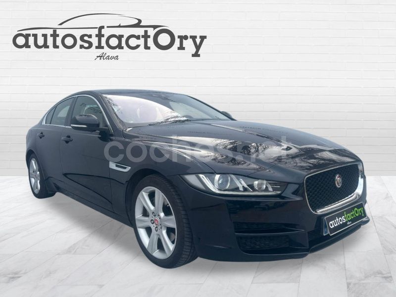 Usado Jaguar XE R-Sport 180 CV (132 kW) 2016 Negro Berlina