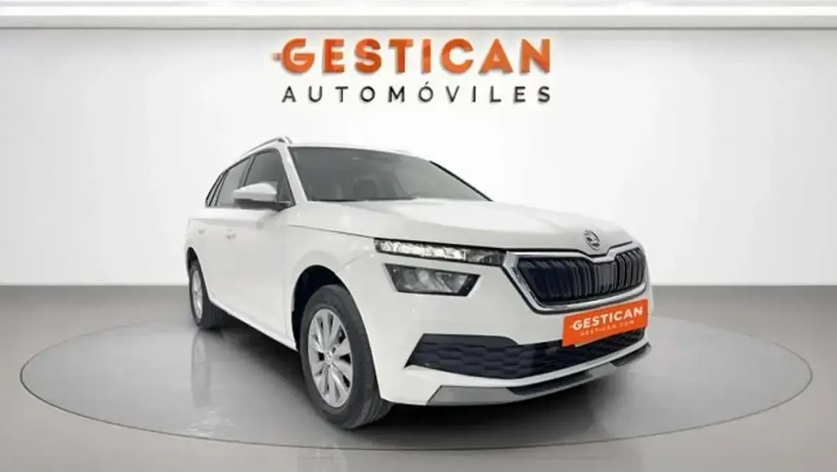 Usado Skoda Kamiq Ambition 110 CV (80 kW) 2021 Blanco SUV