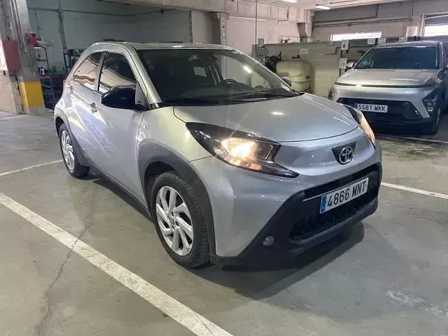 Usado Toyota Aygo X Play 72 CV (52 kW) 2023 Gris SUV