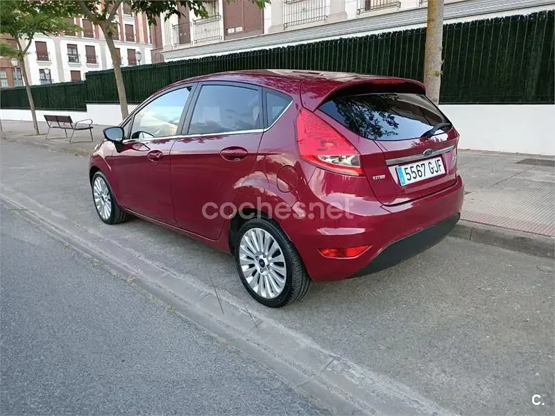 Usado Ford Fiesta Titanium 95 CV (69 kW) 2008 Granate Utilitario