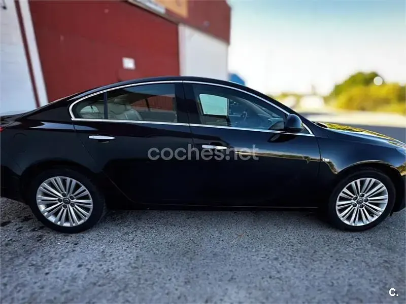 Usado Opel Insignia Cosmo 130 CV (95 kW) 2011 Negro Berlina