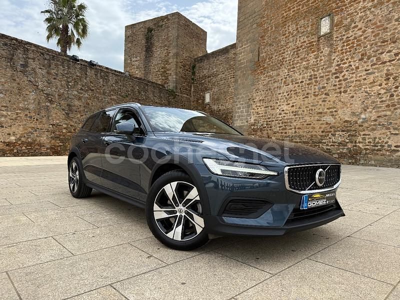 Azul Usado 2023 Volvo V60 CC Plus Familiar | 32.990 € (Caro) - Imagen 1/4