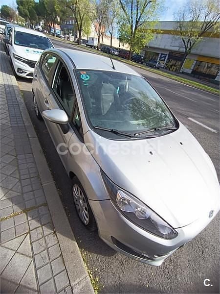 Usado Ford Fiesta Trend 82 CV (60 kW) 2013 Gris / plata Utilitario